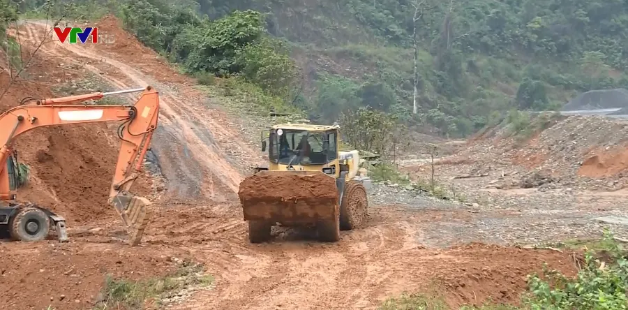 Quảng Trị huy động mọi nguồn lực khắc phục giao thông để cứu trợ vùng bị cô lập - Ảnh 1.