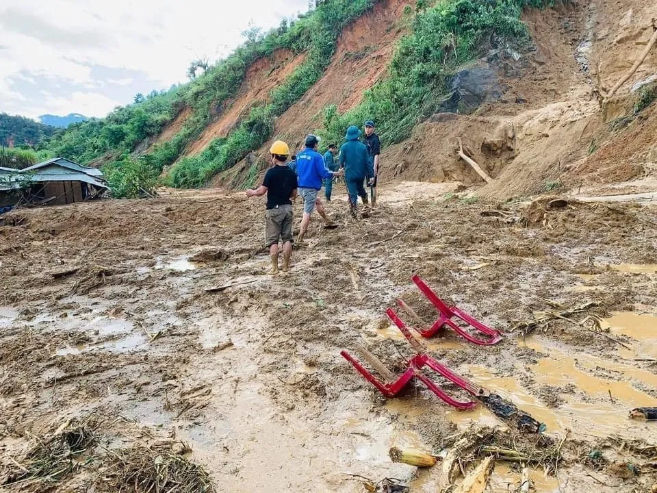 Sạt lở tại Phước Sơn, Quảng Nam: Tìm thấy thêm 1 thi thể, vẫn còn 7 người mất tích - Ảnh 1.