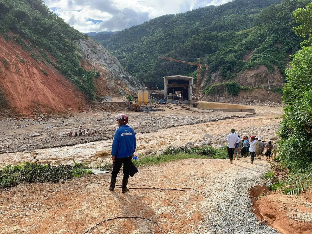 Sạt lở tại Phước Sơn, Quảng Nam: Tìm được 5 thi thể, vẫn còn 13 người mất tích - Ảnh 2.