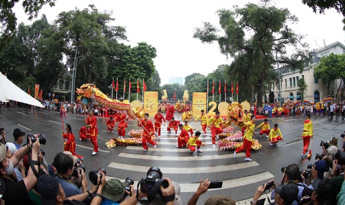 Mãn nhãn Liên hoan nghệ thuật múa Rồng Hà Nội năm 2020 - Ảnh 1.