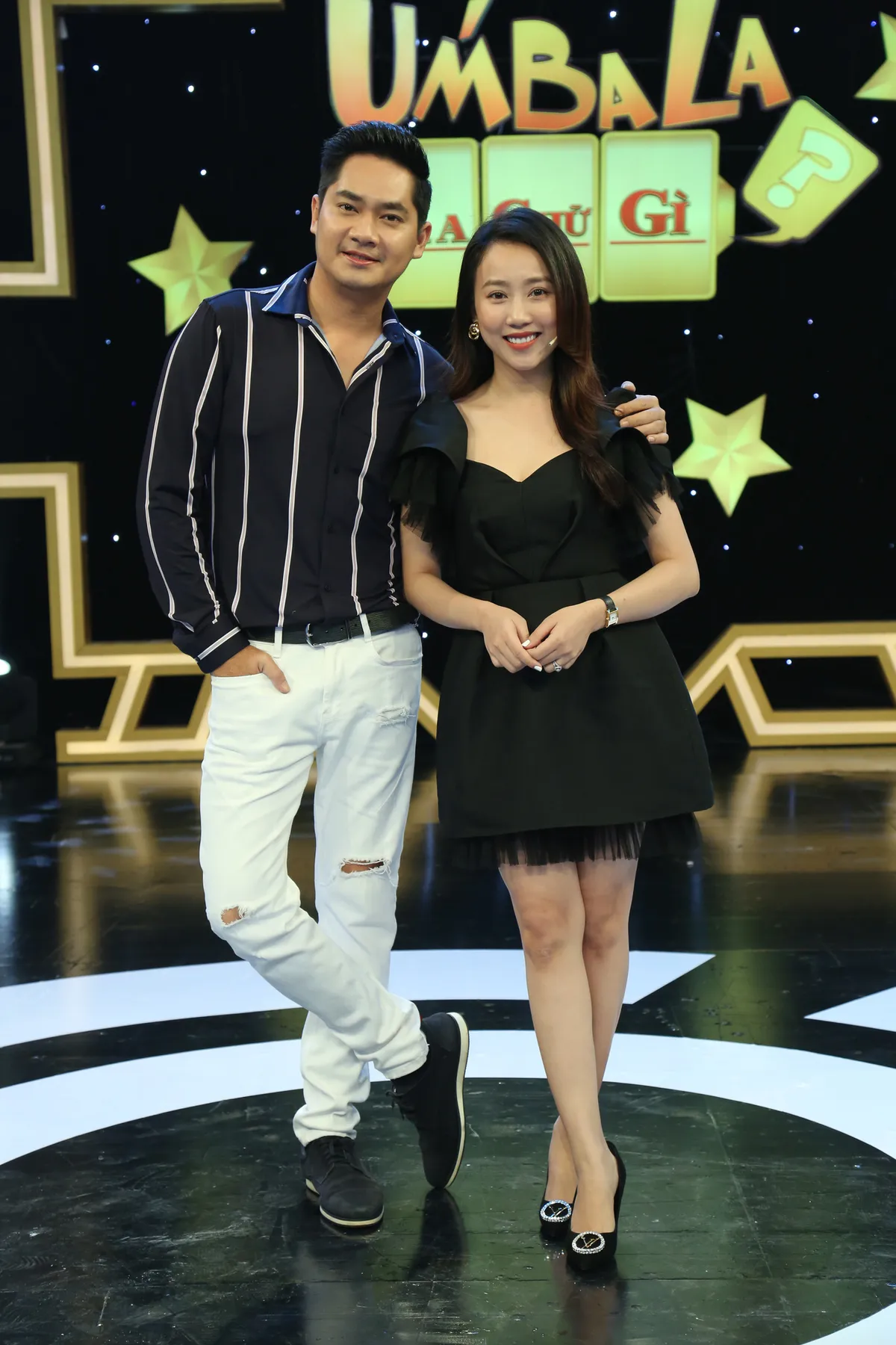 Úm ba la ra chữ gì: Hà Trí Quang chơi gameshow “lầy lội” đến bung cúc quần - Ảnh 2.