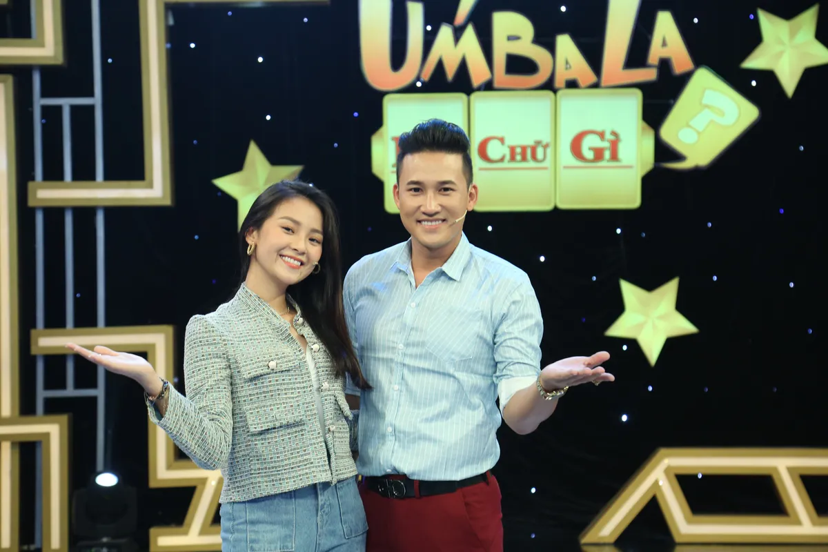 Úm ba la ra chữ gì: Hà Trí Quang chơi gameshow “lầy lội” đến bung cúc quần - Ảnh 1.