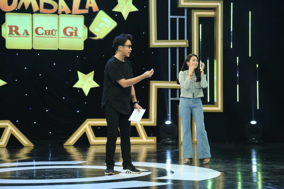 Úm ba la ra chữ gì: Hà Trí Quang chơi gameshow “lầy lội” đến bung cúc quần - Ảnh 3.