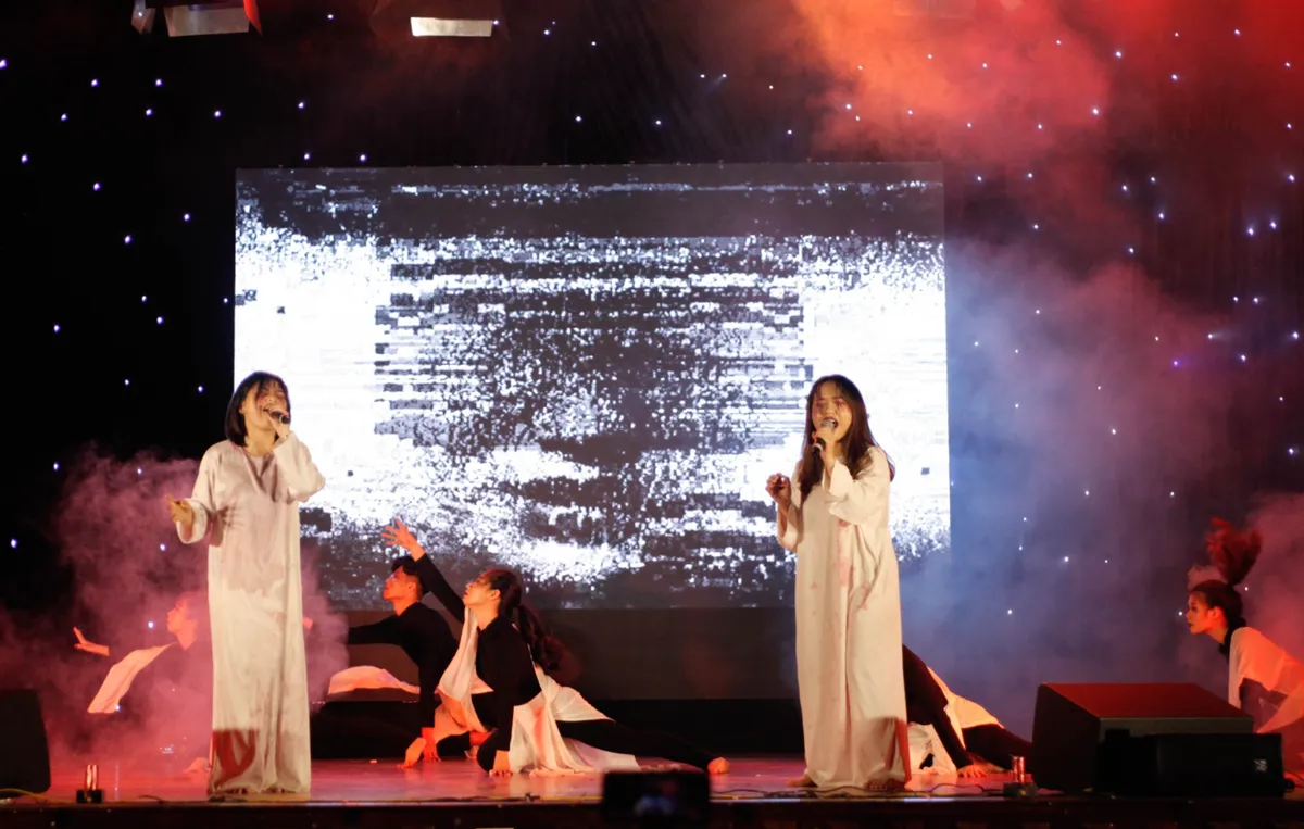 Sinh vi&ecirc;n trường B&aacute;o l&ecirc;n &aacute;n lối sống lầm lạc của giới trẻ đậm chất Halloween - Ảnh 3.