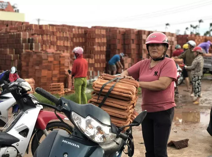 Sau bão, hàng ngàn người Quảng Ngãi chen lấn đi mua ngói - Ảnh 4.