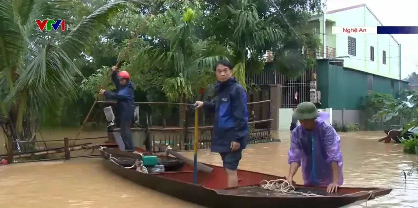 Thanh Chương (Nghệ An) ngập sâu, người dân phải dùng thuyền để di chuyển - Ảnh 2.