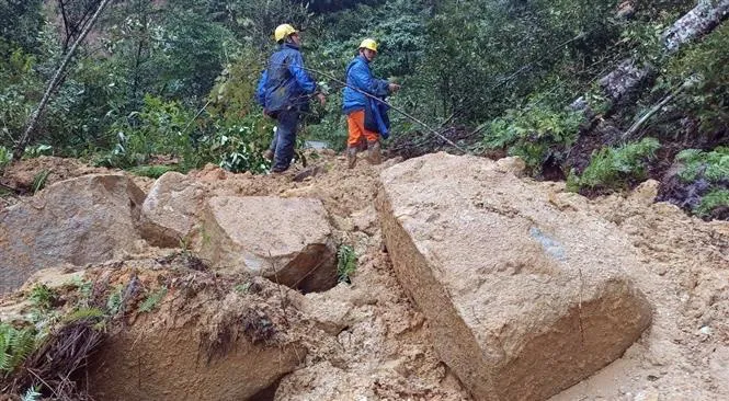 Trung Bộ mưa dông diện rộng, cảnh báo lũ quét, sạt lở đất và ngập úng từ Nghệ An đến Phú Yên - Ảnh 1.