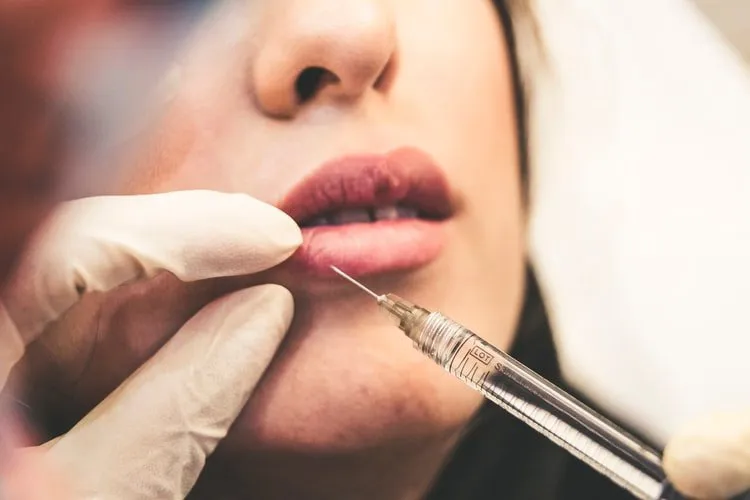 Liệt nửa mặt vì tiêm chất làm đầy nếp nhăn - Ảnh 1. Liệt nửa mặt vì tiêm chất làm đầy nếp nhăn - Ảnh 1.