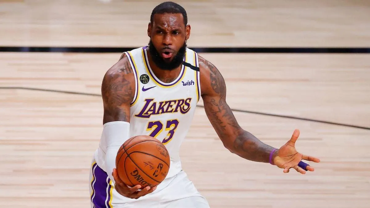 Lebron James nhận mưa chỉ trích vì hành động tại game 3 NBA Finals - Ảnh 1. Lebron James nhận mưa chỉ trích vì hành động tại game 3 NBA Finals - Ảnh 1.