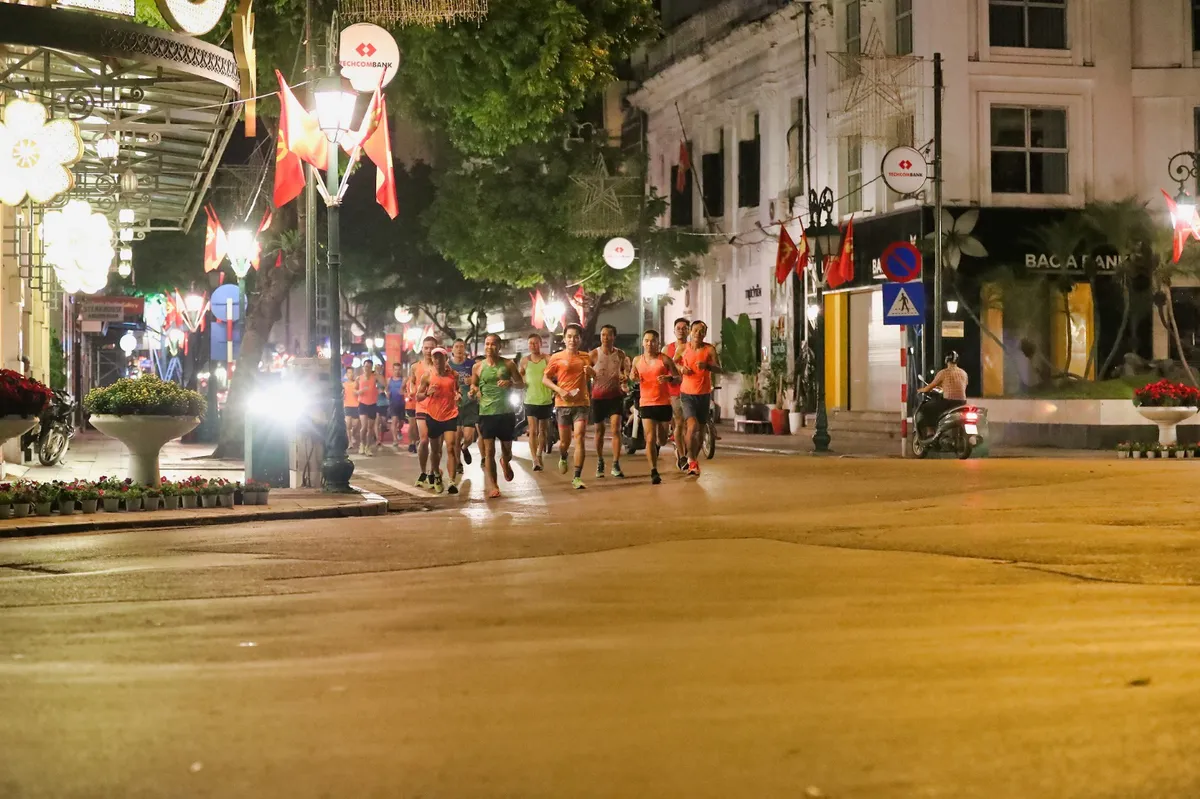 Dàn pacers VPBank Hanoi Marathon ASEAN 2020 khuấy đảo đêm thu Hà Nội - Ảnh 4.