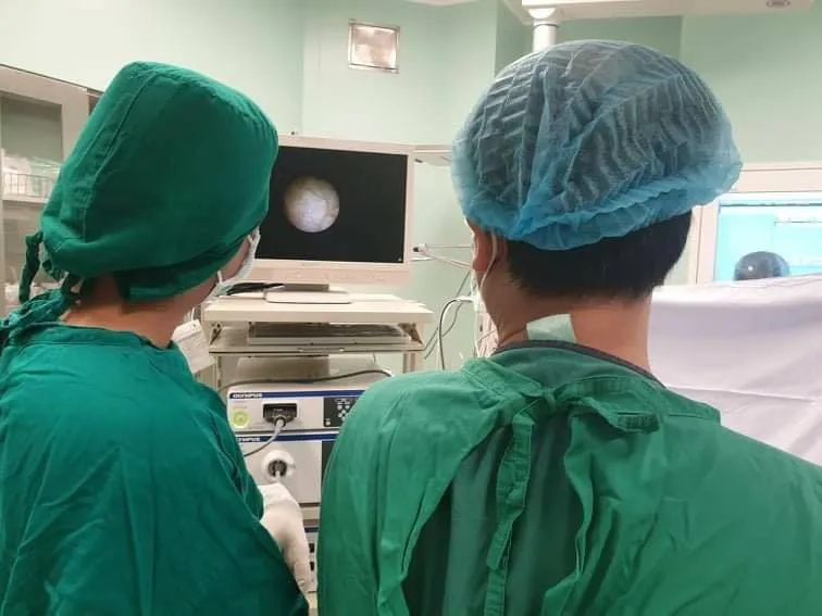 Lấy mảnh bông gòn dính trong... âm đạo bé gái suốt 1 tháng - Ảnh 1.