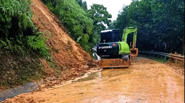 Di dời đất đá, thông tuyến đường Hồ Chí Minh, Quốc lộ 14B - Ảnh 7. Di dời đất đá, thông tuyến đường Hồ Chí Minh, Quốc lộ 14B - Ảnh 7.