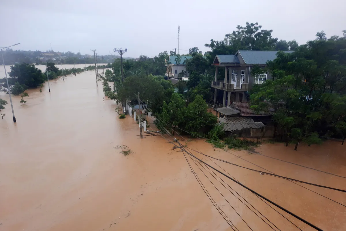 Mưa lớn vẫn tiếp diễn, miền Trung đối mặt nguy cơ lũ chồng lũ - Ảnh 6.