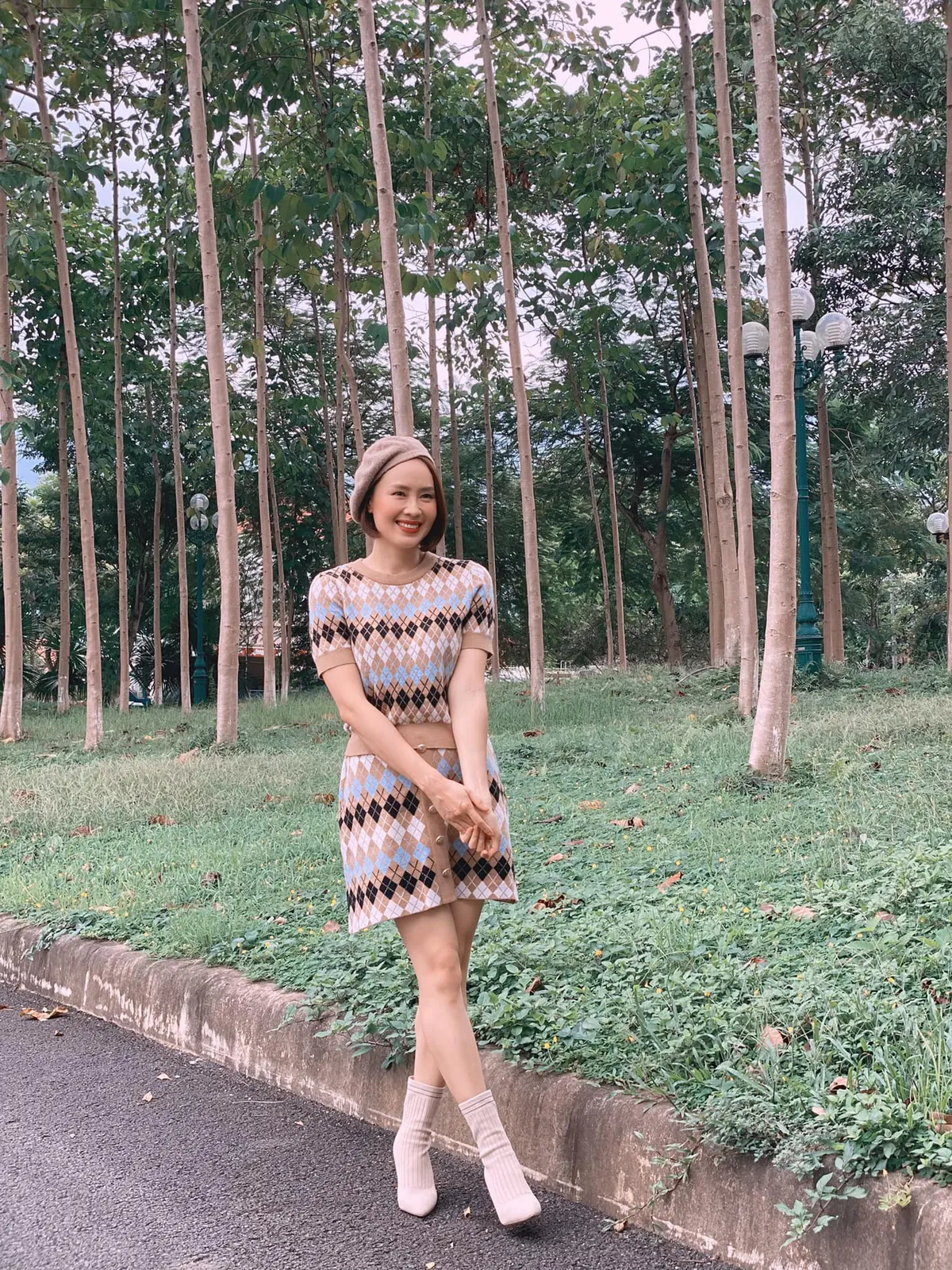 Sau loạt ảnh sang chảnh, Hồng Diễm lại bất ngờ hack tuổi - Ảnh 1.