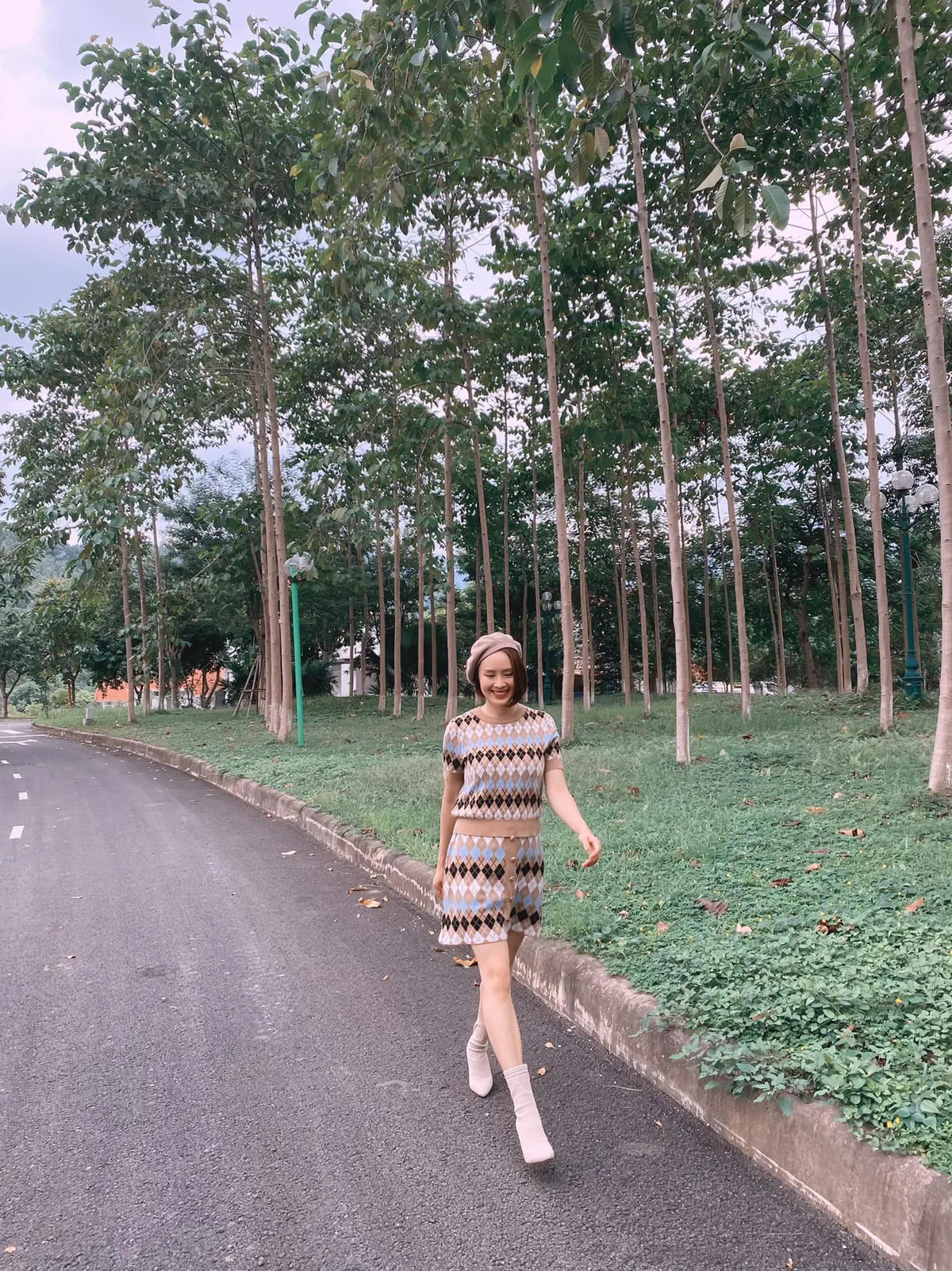 Sau loạt ảnh sang chảnh, Hồng Diễm lại bất ngờ hack tuổi - Ảnh 2.