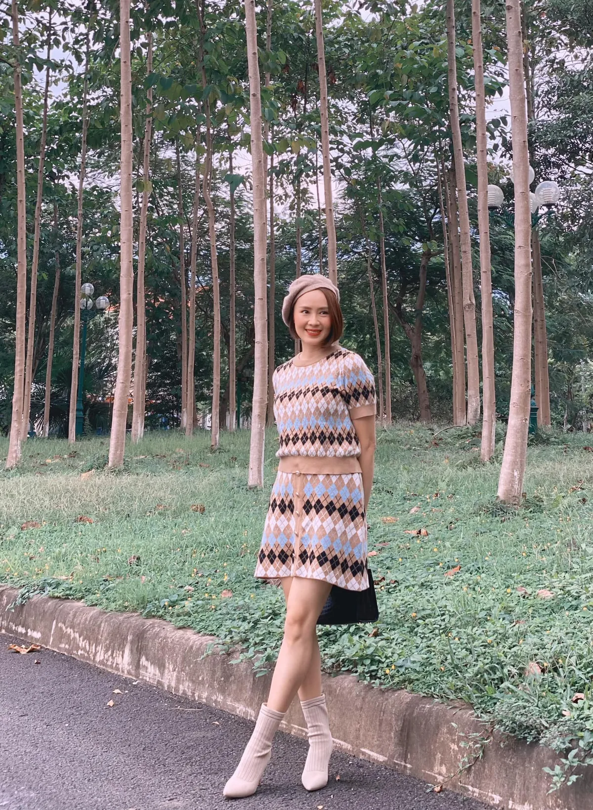 Sau loạt ảnh sang chảnh, Hồng Diễm lại bất ngờ hack tuổi - Ảnh 3.