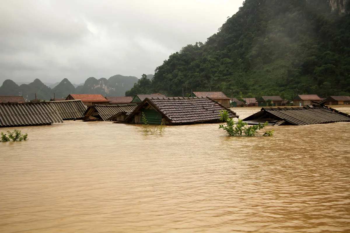 Miền Trung căng mình chống lũ - Ảnh 2.