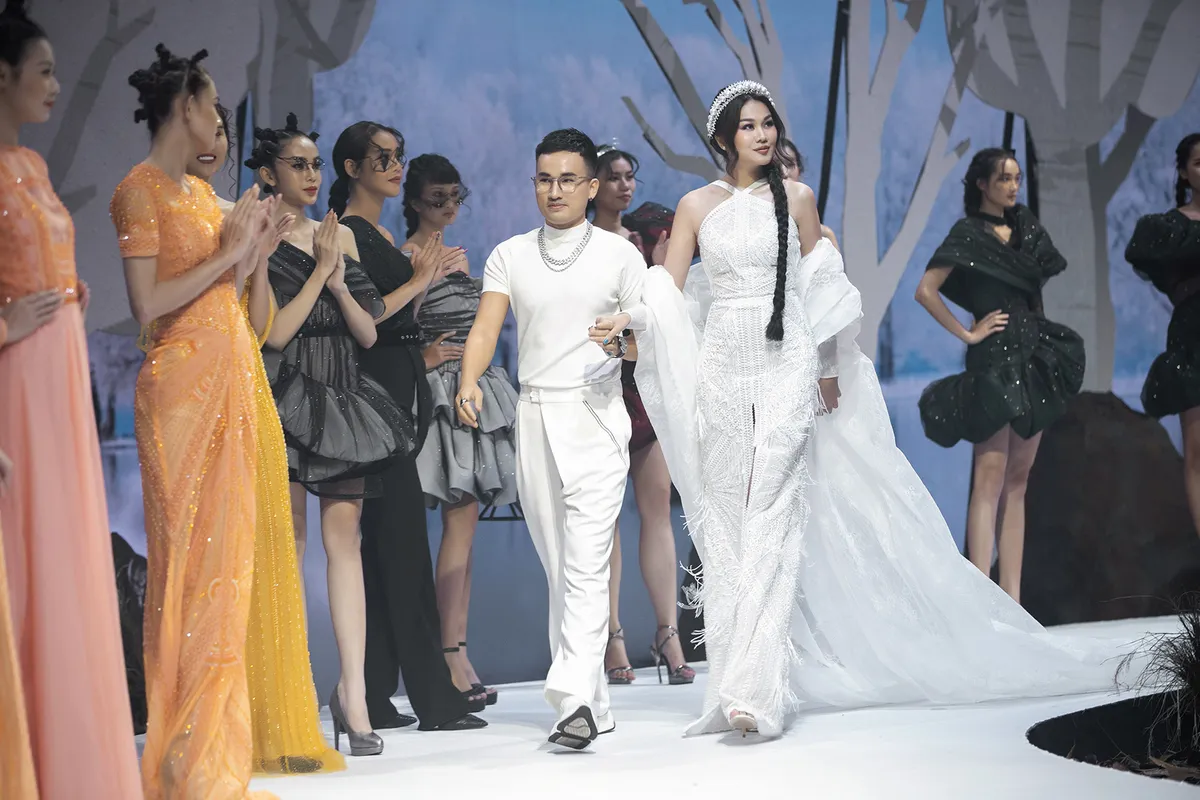 Hà Kiều Anh, Vy Oanh, Thúy Diễm đưa con lên sàn catwalk - Ảnh 9.