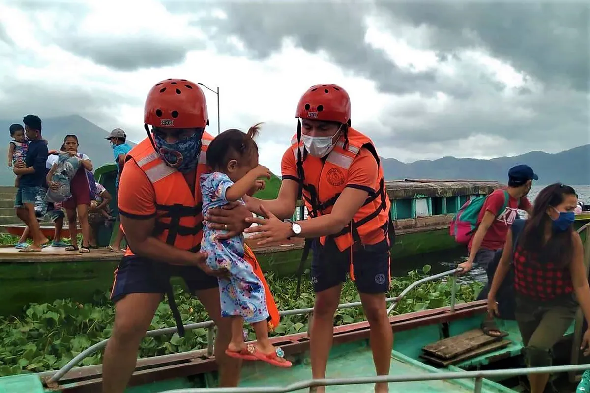 Philippines sơ tán gần 1 triệu dân tránh cơn bão mạnh nhất thế giới Goni - Ảnh 1.