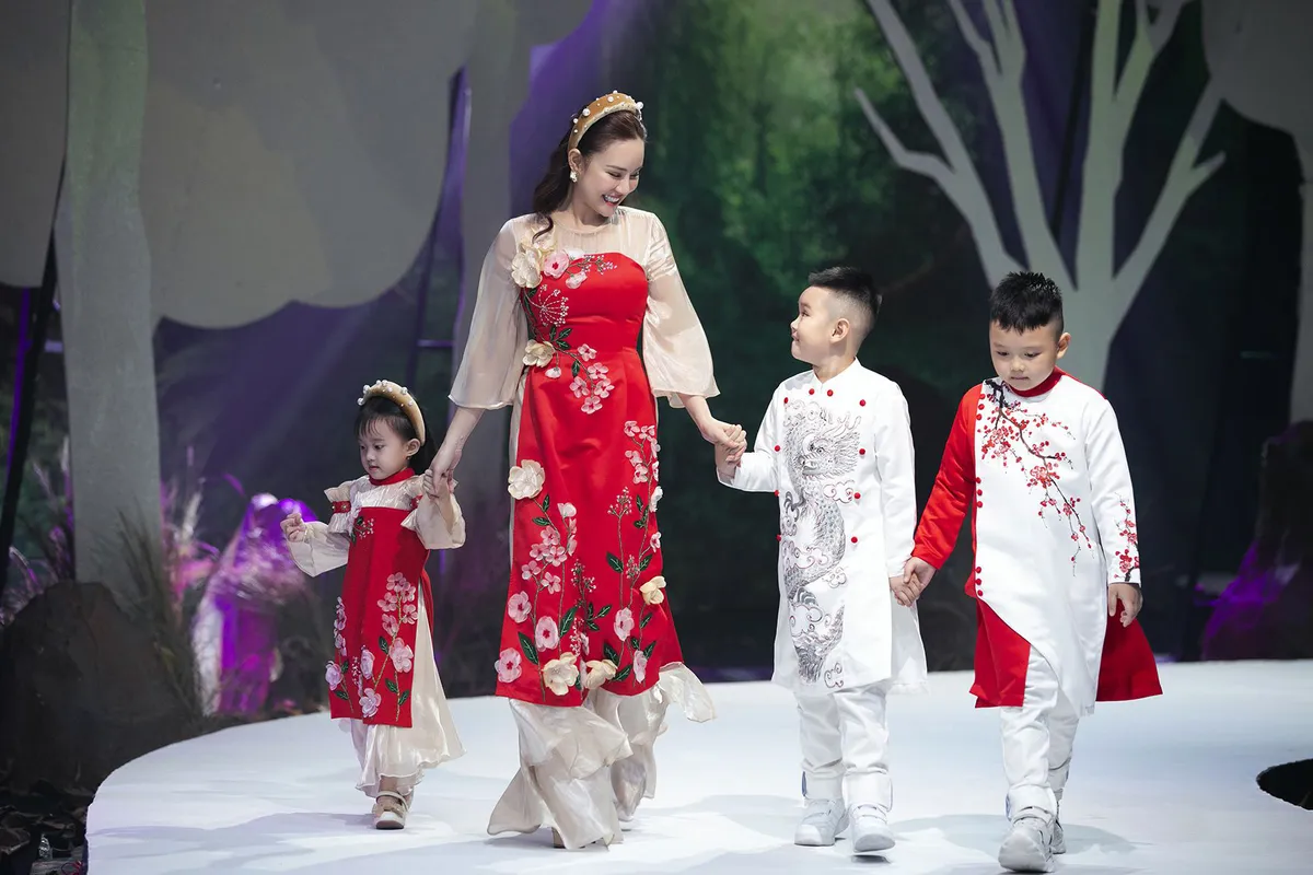 Hà Kiều Anh, Vy Oanh, Thúy Diễm đưa con lên sàn catwalk - Ảnh 4.