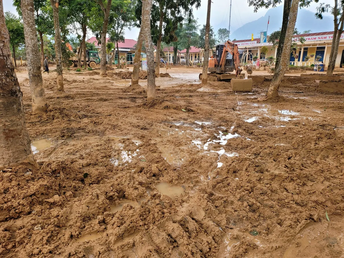 Trường lớp ngập sâu nửa mét trong bùn đất, thầy trò ở Hướng Hóa chưa hẹn ngày đi học trở lại - Ảnh 1. Trường lớp ngập sâu nửa mét trong bùn đất, thầy trò ở Hướng Hóa chưa hẹn ngày đi học trở lại - Ảnh 1.