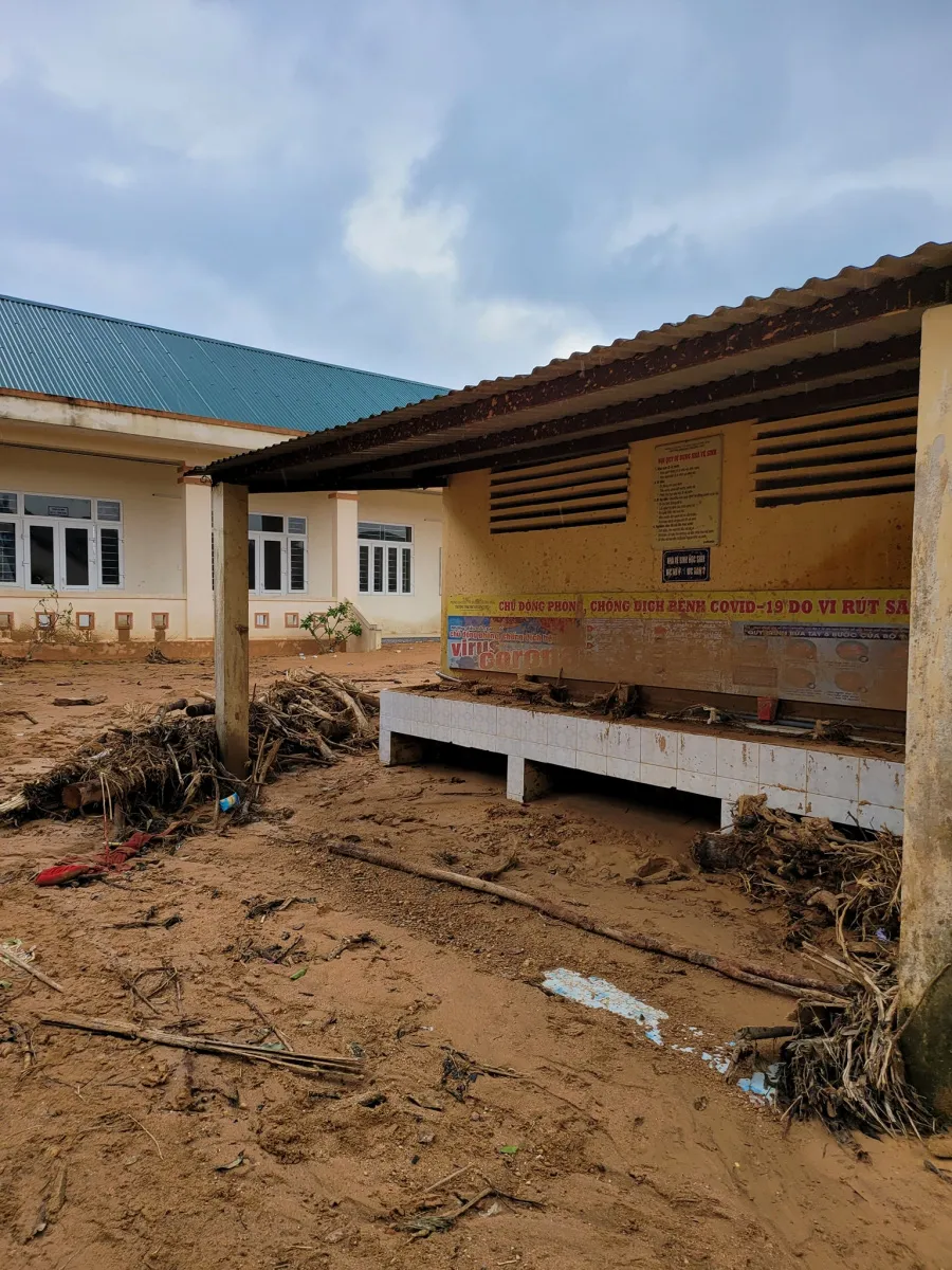 Trường lớp ngập sâu nửa mét trong bùn đất, thầy trò ở Hướng Hóa chưa hẹn ngày đi học trở lại - Ảnh 3. Trường lớp ngập sâu nửa mét trong bùn đất, thầy trò ở Hướng Hóa chưa hẹn ngày đi học trở lại - Ảnh 3.