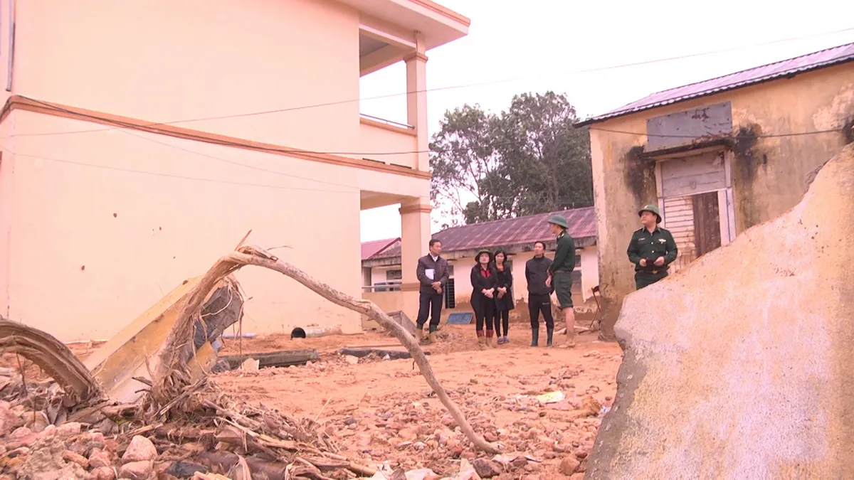 Trường lớp ngập sâu nửa mét trong bùn đất, thầy trò ở Hướng Hóa chưa hẹn ngày đi học trở lại - Ảnh 4. Trường lớp ngập sâu nửa mét trong bùn đất, thầy trò ở Hướng Hóa chưa hẹn ngày đi học trở lại - Ảnh 4.