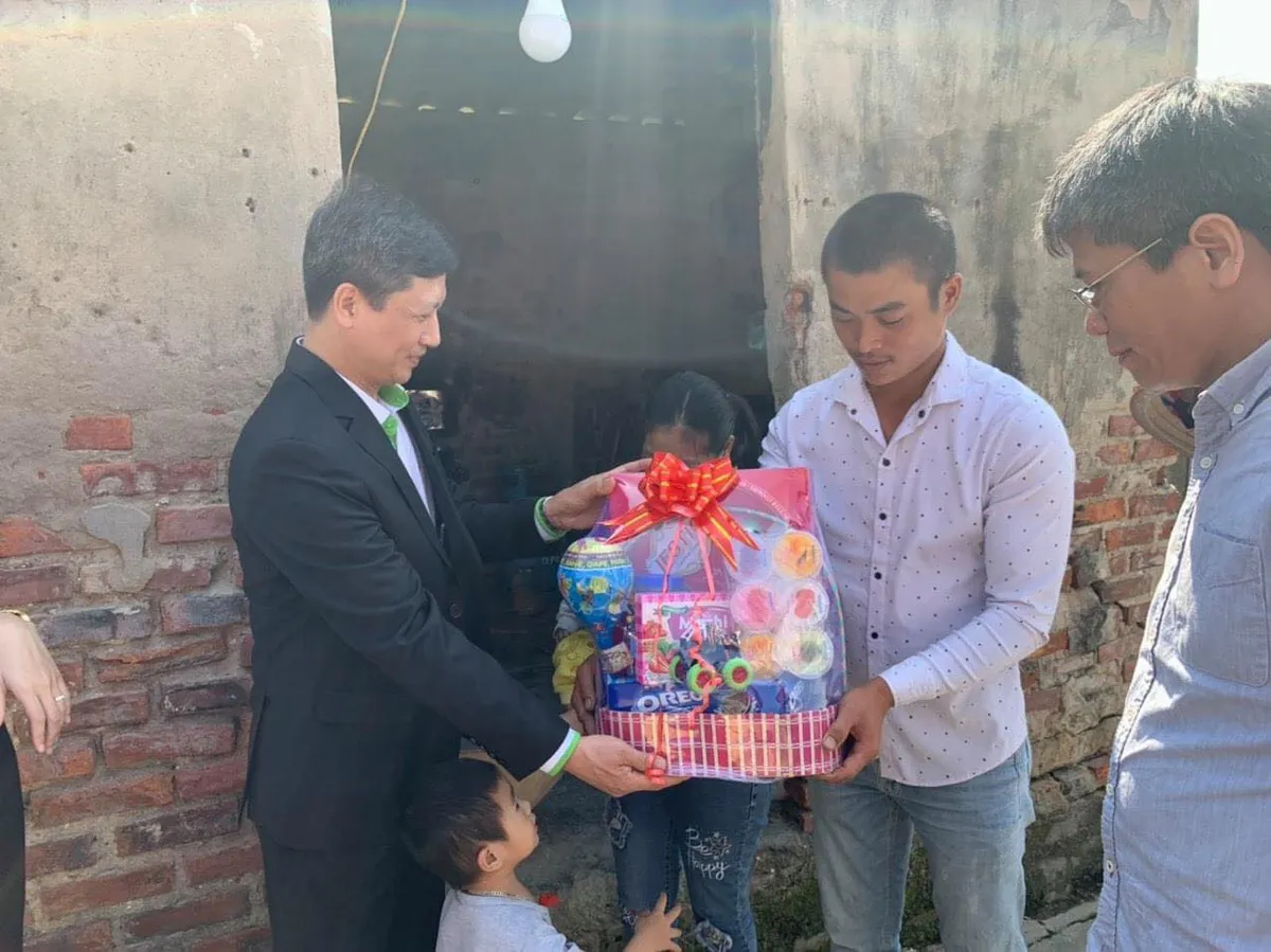 Trái tim cho em tầm soát bệnh tim bẩm sinh cho 1.800 em nhỏ - Ảnh 7. Trái tim cho em tầm soát bệnh tim bẩm sinh cho 1.800 em nhỏ - Ảnh 7.