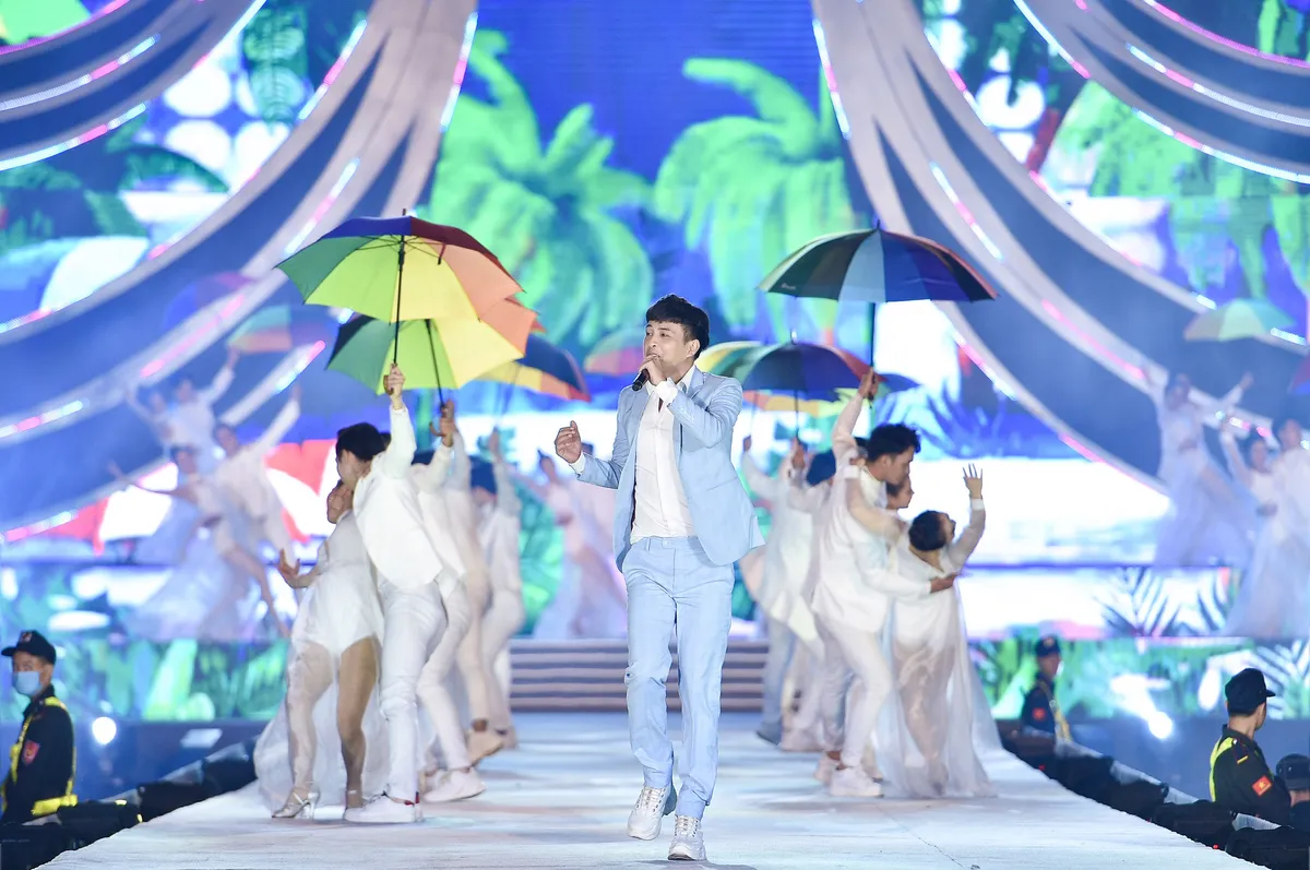 Lệ Quyên, Quang Dũng nồng nàn trên sàn diễn thời trang của Hoa hậu Việt Nam 2020 - Ảnh 3. Lệ Quyên, Quang Dũng nồng nàn trên sàn diễn thời trang của Hoa hậu Việt Nam 2020 - Ảnh 3.