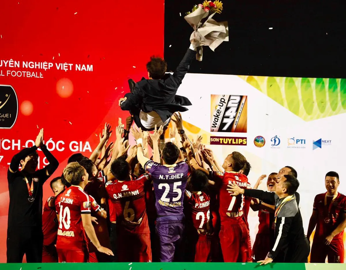 CLB TP Hồ Chí Minh chia tay HLV Chung Hae Soung và các trợ lý - Ảnh 1.