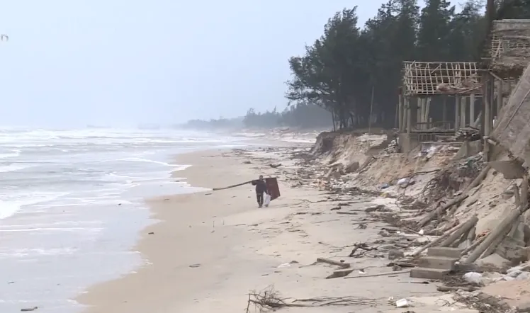 Đê biển sạt lở nghiêm trọng gây thiệt hại hàng trăm tỷ đồng tại Quảng Trị - Ảnh 1.