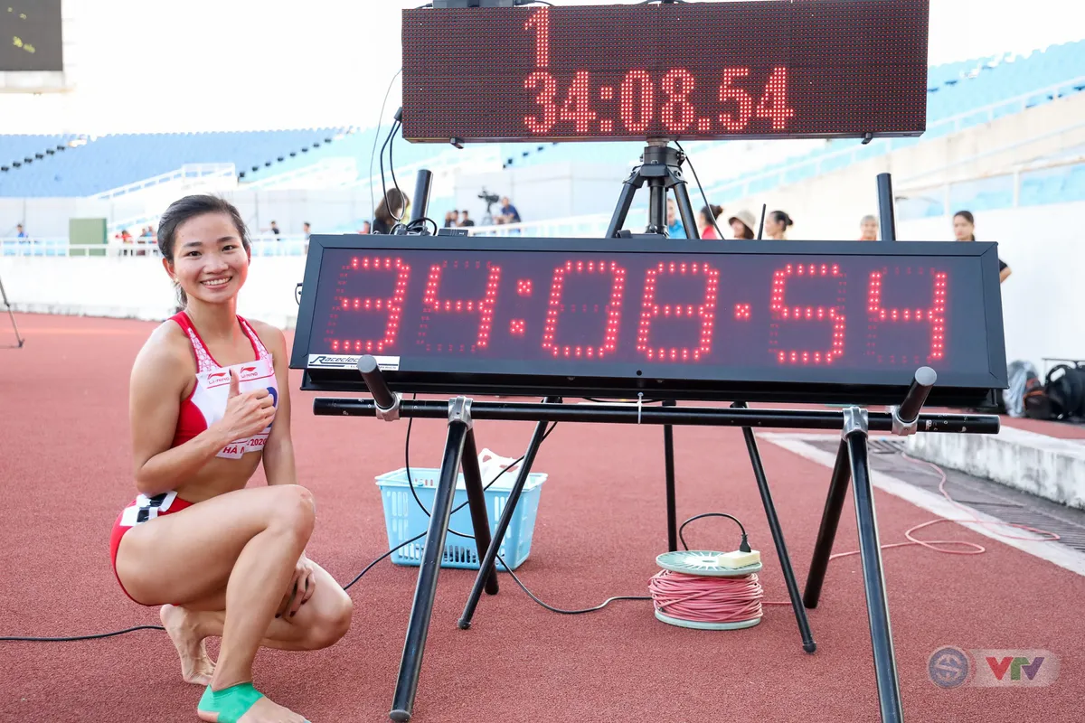 Nguyễn Thị Oanh phá kỷ lục quốc gia tồn tại 17 năm tại đường chạy 10000m nữ - Ảnh 2. Nguyễn Thị Oanh phá kỷ lục quốc gia tồn tại 17 năm tại đường chạy 10000m nữ - Ảnh 2.