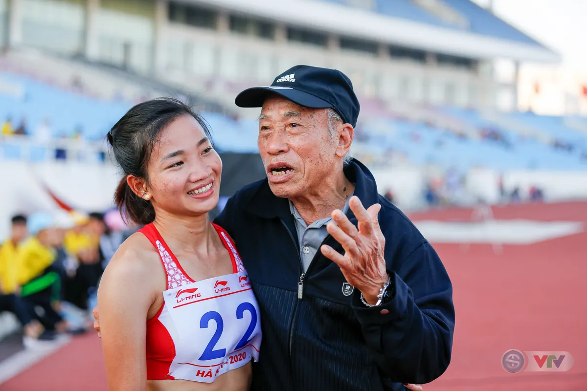 Nguyễn Thị Oanh phá kỷ lục quốc gia tồn tại 17 năm tại đường chạy 10000m nữ - Ảnh 3. Nguyễn Thị Oanh phá kỷ lục quốc gia tồn tại 17 năm tại đường chạy 10000m nữ - Ảnh 3.