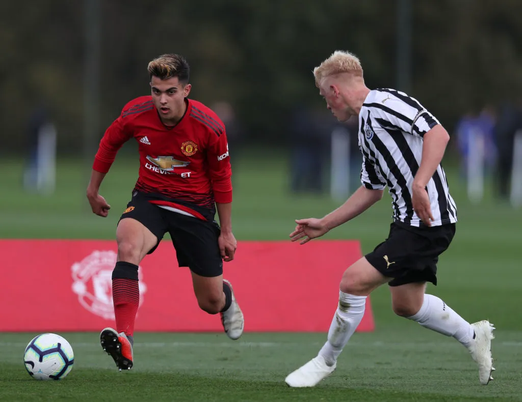 Barcelona muốn chiêu mộ tài năng trẻ của Manchester United - Ảnh 1.
