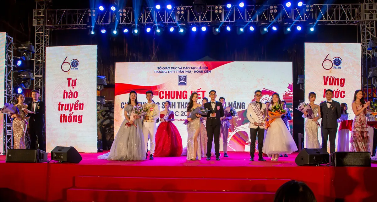 Nam sinh thanh lịch Trần Phú – Hoàn Kiếm mặc áo dài vẽ hình ngôi trường thân yêu - Ảnh 3.