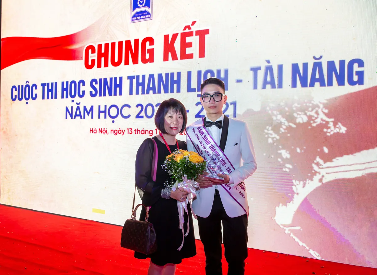 Nam sinh thanh lịch Trần Phú – Hoàn Kiếm mặc áo dài vẽ hình ngôi trường thân yêu - Ảnh 6.