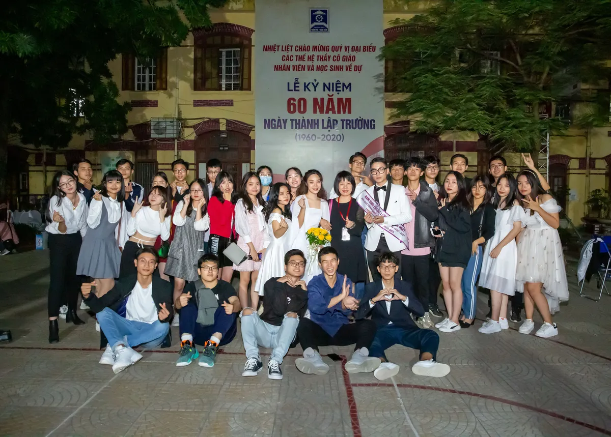 Nam sinh thanh lịch Trần Phú – Hoàn Kiếm mặc áo dài vẽ hình ngôi trường thân yêu - Ảnh 7.