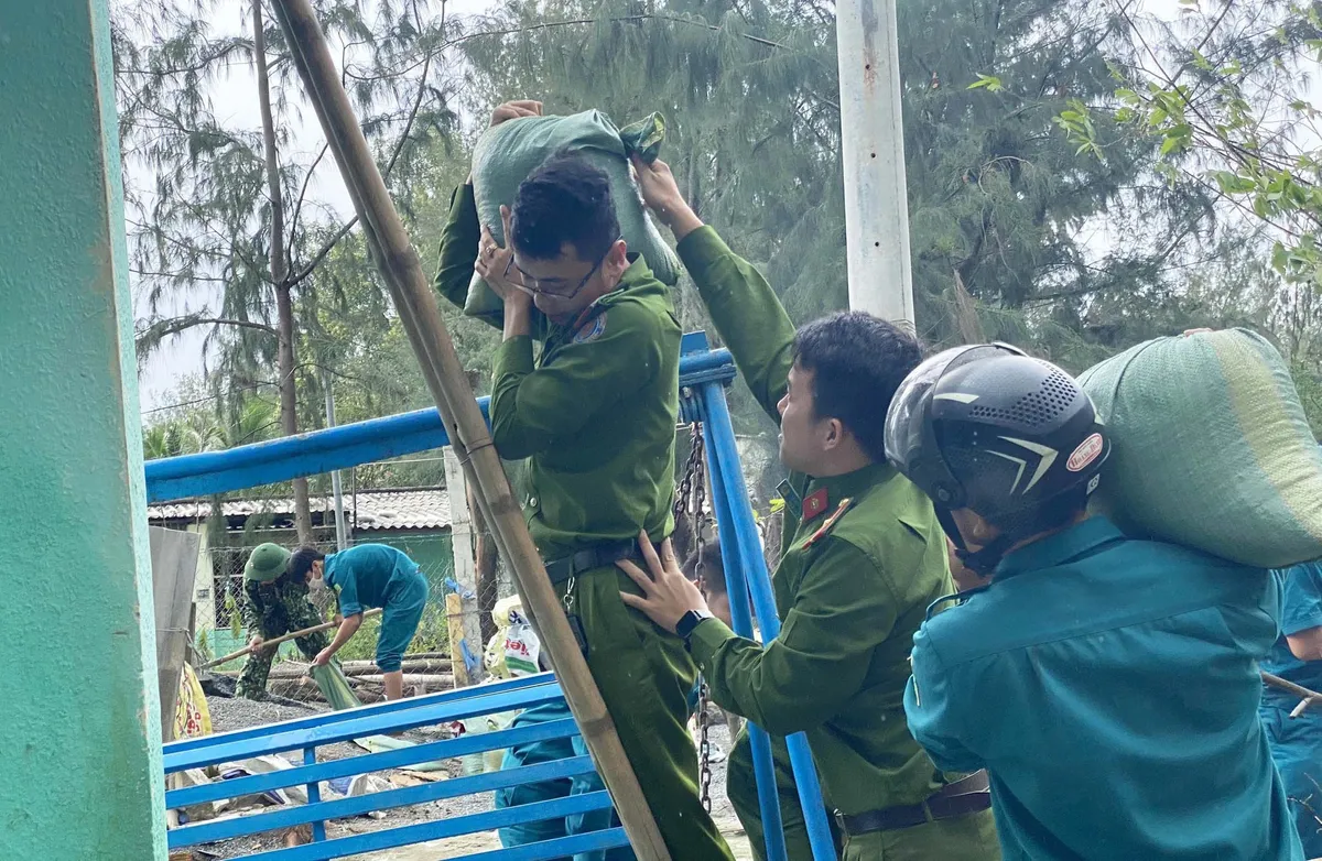 Chằng chống nhà cửa, di dời dân các tỉnh miền Trung ứng phó bão số 13 - Ảnh 2.