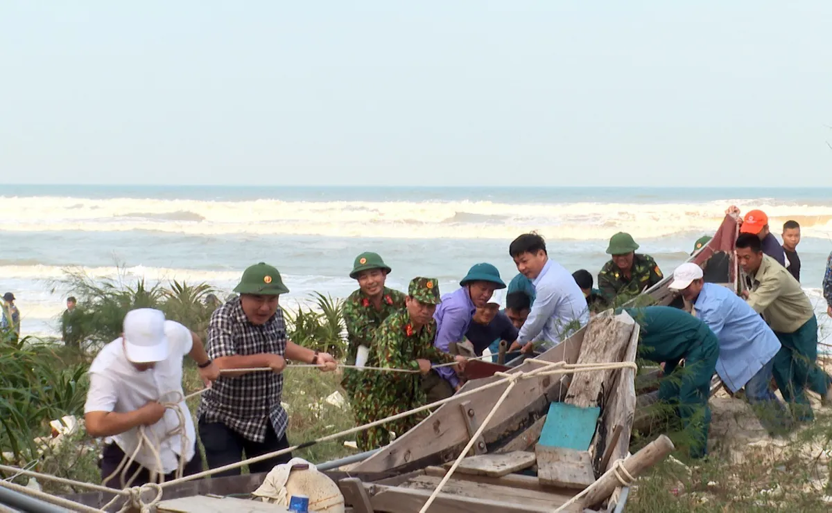 Chằng chống nhà cửa, di dời dân các tỉnh miền Trung ứng phó bão số 13 - Ảnh 3.