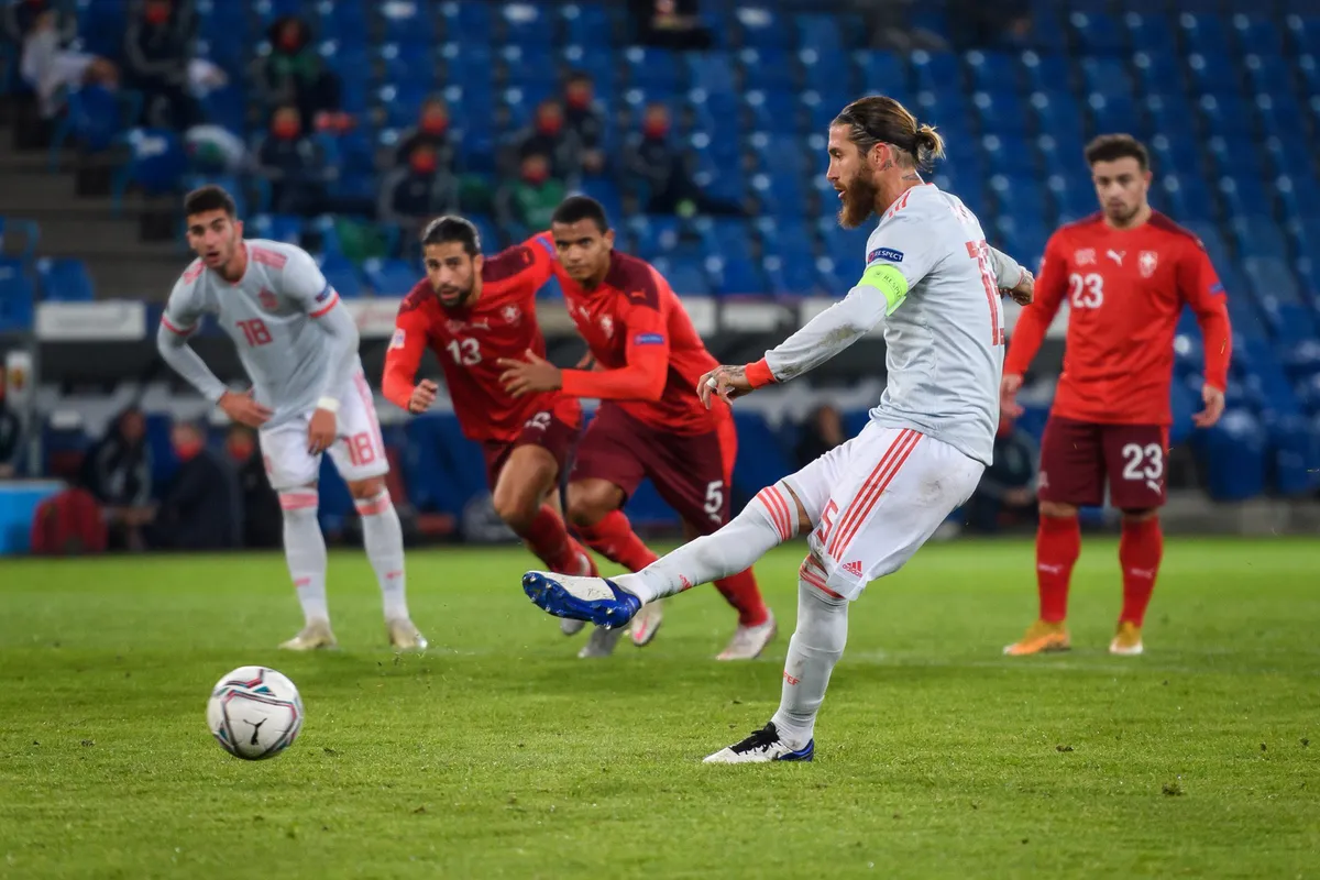 Ramos 2 lần sút hỏng penalty trong ngày vượt kỷ lục của Buffon - Ảnh 2. Ramos 2 lần sút hỏng penalty trong ngày vượt kỷ lục của Buffon - Ảnh 2.