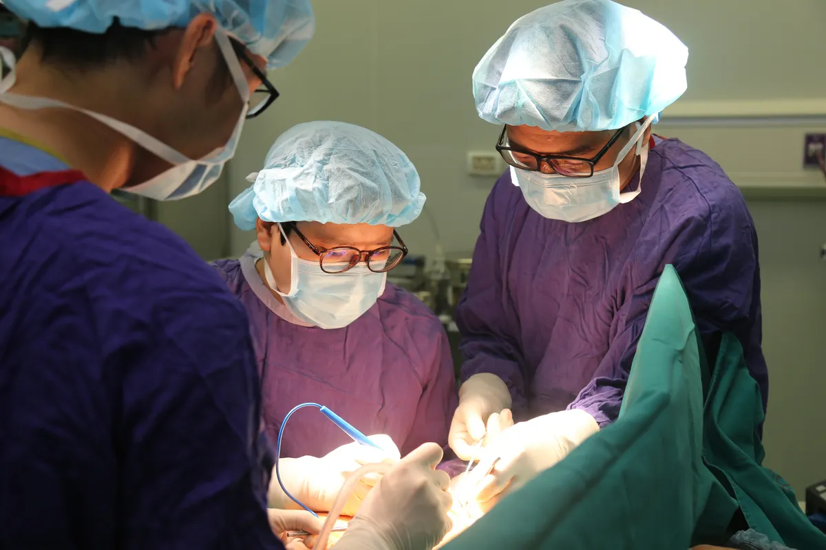 Tái tạo ngực cho nữ bệnh nhân bị biến chứng loét ngực sau xạ trị - Ảnh 1. Tái tạo ngực cho nữ bệnh nhân bị biến chứng loét ngực sau xạ trị - Ảnh 1.