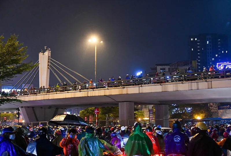 Mưa lớn đúng giờ tan tầm, người dân Hà Nội ròng rã hàng tiếng mới về đến nhà - Ảnh 1.