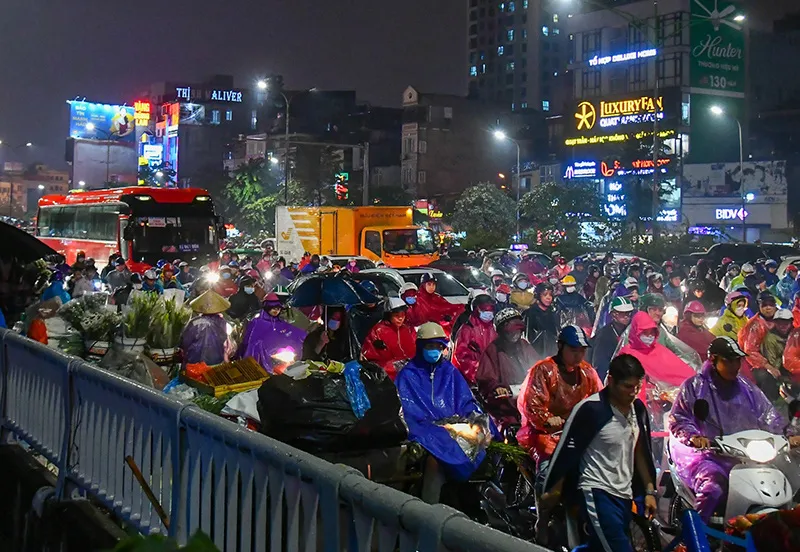 Mưa lớn đúng giờ tan tầm, người dân Hà Nội ròng rã hàng tiếng mới về đến nhà - Ảnh 10.