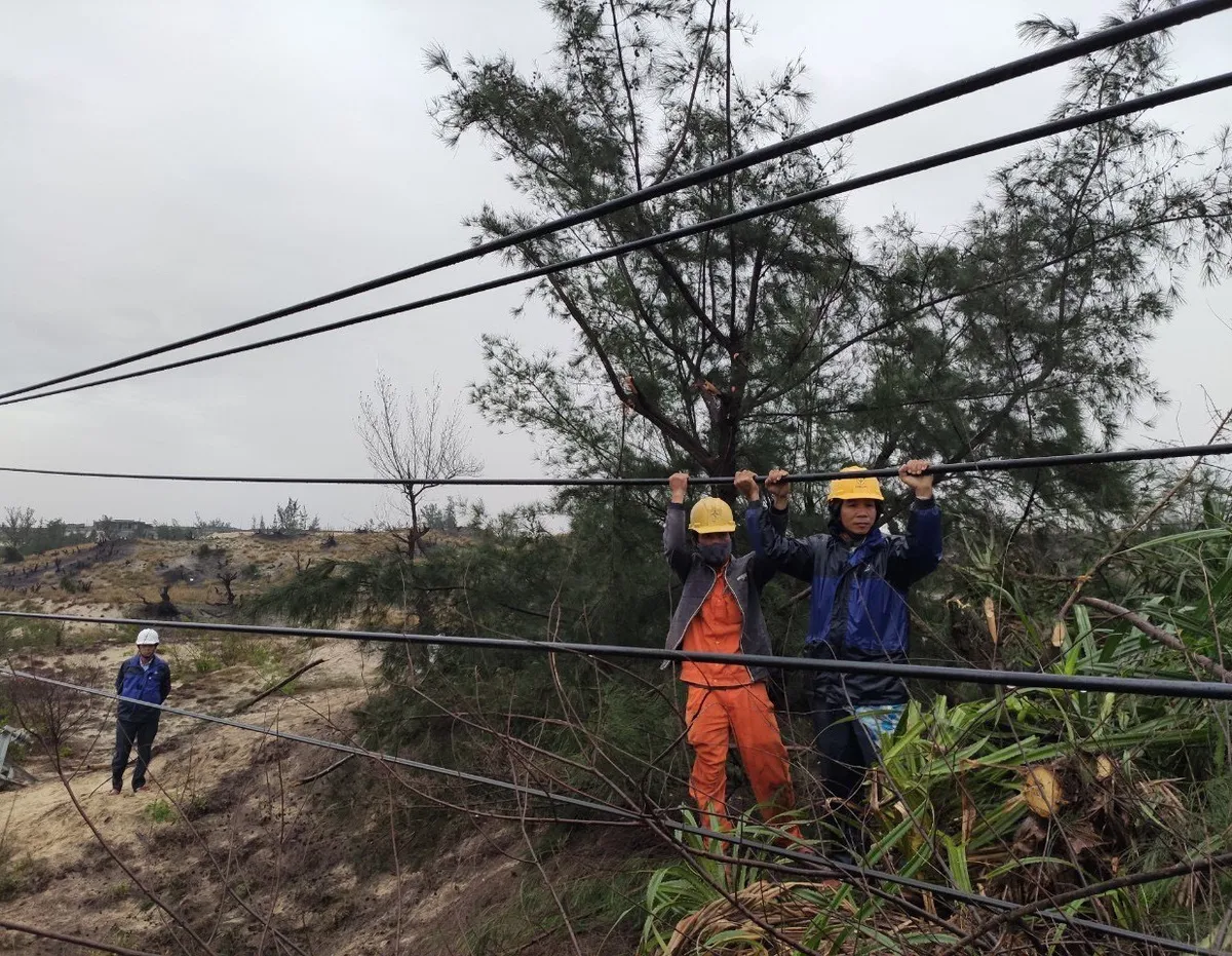 Huy động tổng lực khắc phục hậu quả bão số 13 - Ảnh 1.