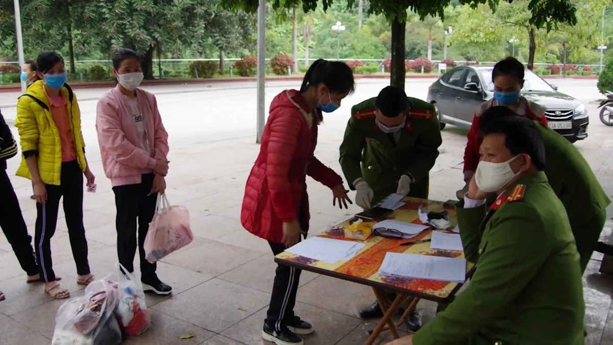 Tiếp nhận 46 công dân xuất cảnh tr&aacute;i ph&eacute;p bị Trung Quốc trao trả - Ảnh 2.