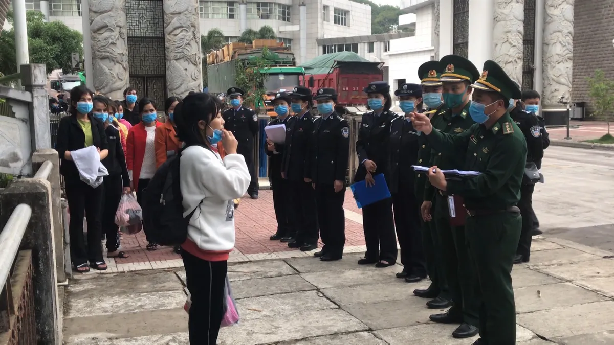 Tiếp nhận 46 công dân xuất cảnh tr&aacute;i ph&eacute;p bị Trung Quốc trao trả - Ảnh 1.