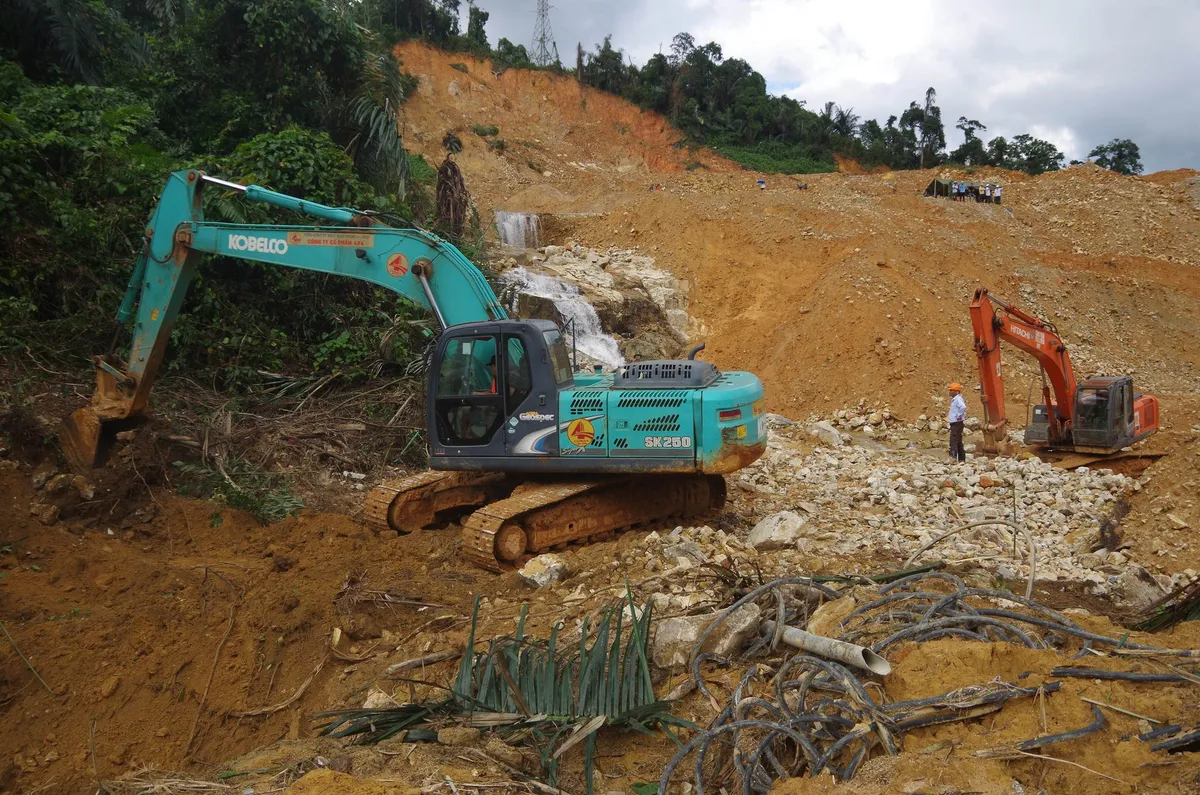 Vụ sạt lở tại Thủy điện Rào Trăng 3: Nước suối dâng cao, việc nắn dòng gặp khó khăn - Ảnh 1.