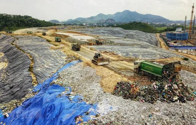 Lên phương án xử lý nước rỉ rác, sớm giải phóng mặt bằng bãi rác Nam Sơn (Hà Nội) - Ảnh 1.