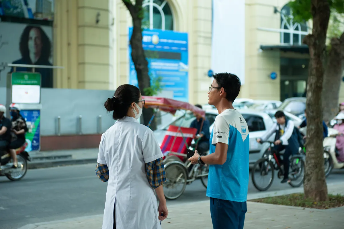 Công an kiểm tra việc đeo khẩu trang tại Hồ Gươm, cổng bệnh viện - Ảnh 6.