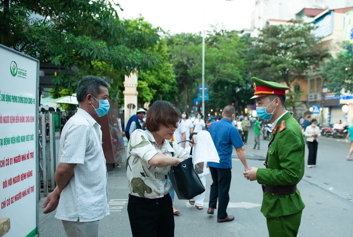 Công an kiểm tra việc đeo khẩu trang tại Hồ Gươm, cổng bệnh viện - Ảnh 11.